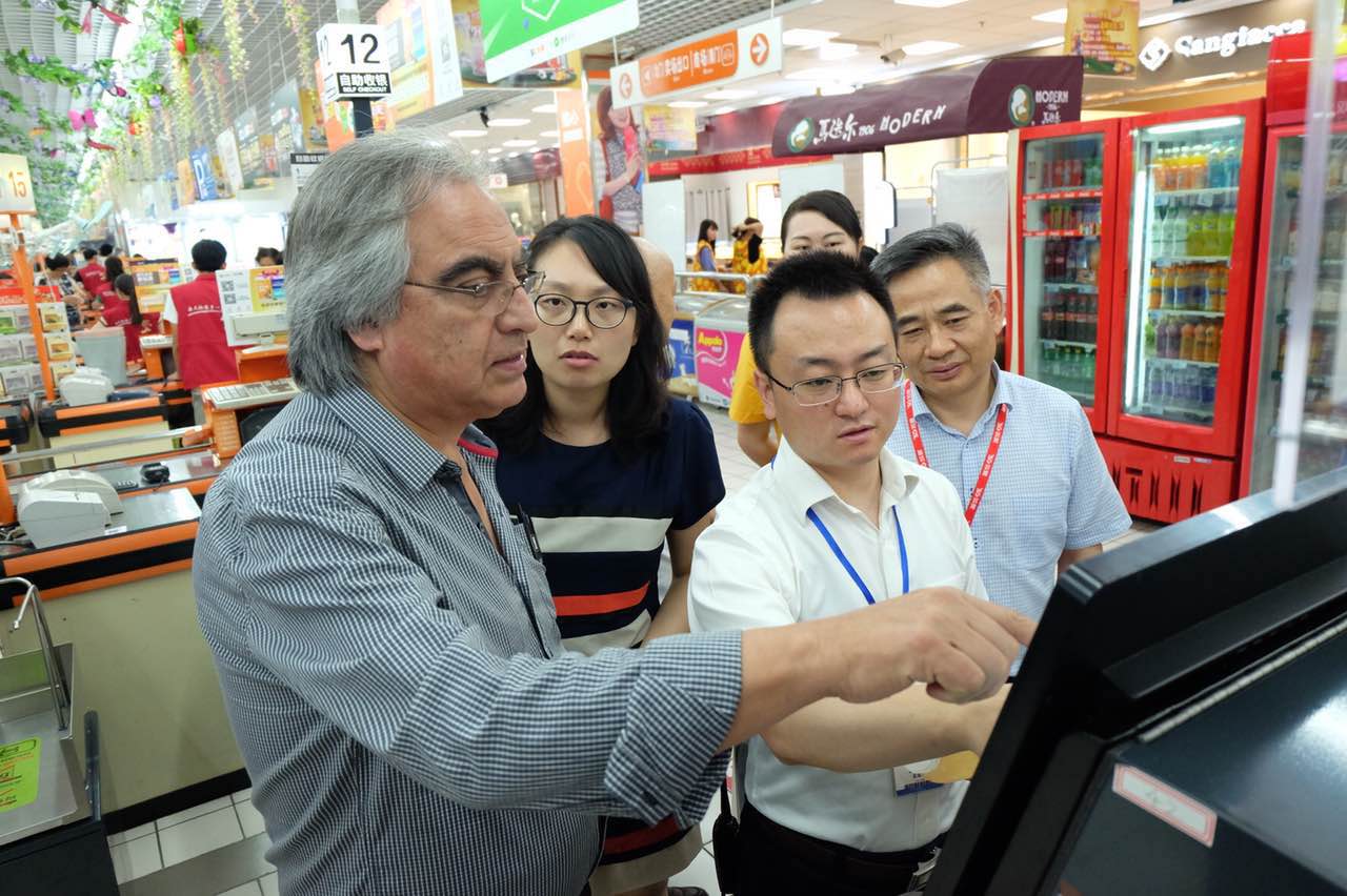 厄瓜多尔皮钦查省省长一行参观考察苏果奥体庐山路店