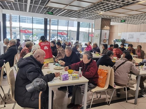 华润万家邀百余位老人共享“饺子宴”