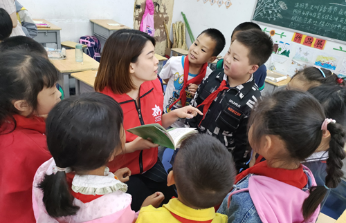 华润万家开展青少年关爱行动暨爱心书屋捐赠活动