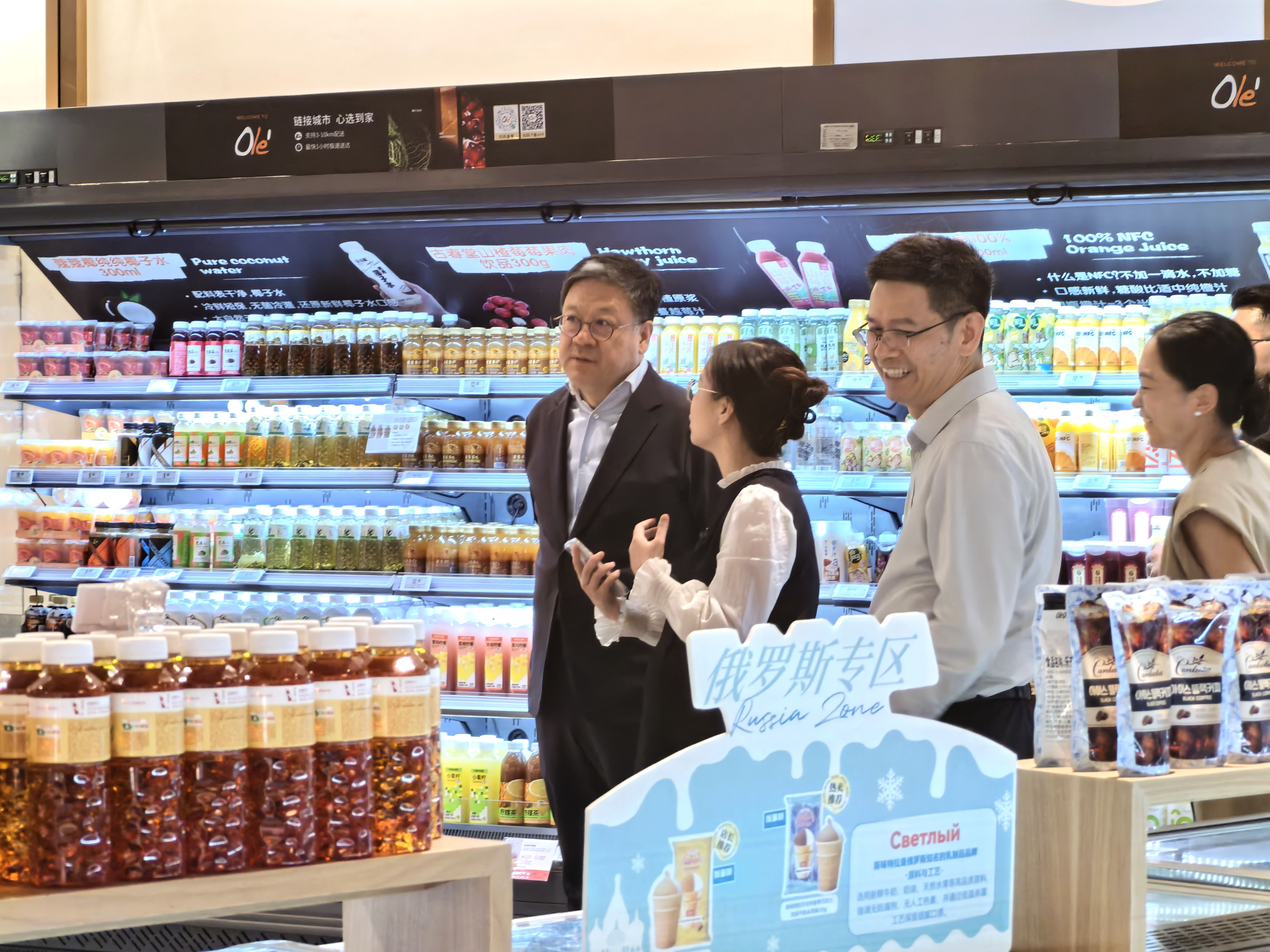 集团副总经理蓝屹赴Olé南昌万象城店调研