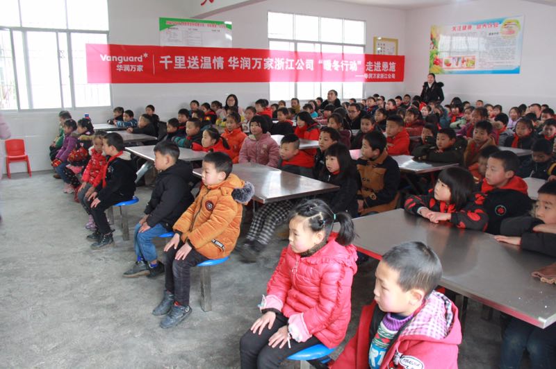 千里送温情 杭州爱心企业温暖高寒留守学子